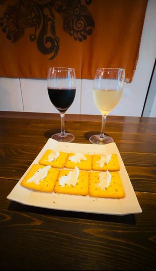 クリームチーズクラッカーとワイン（白または赤）のセット